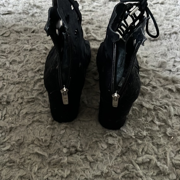 Black heels - Picture 2 of 5